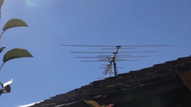tv antenna at the rooftop