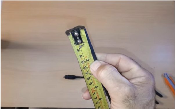 man showing the tape measurement