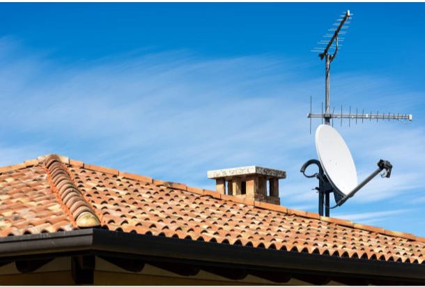 tv antenna at the top of house rooftop