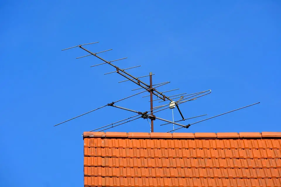 antenna in the rooftop during daytime