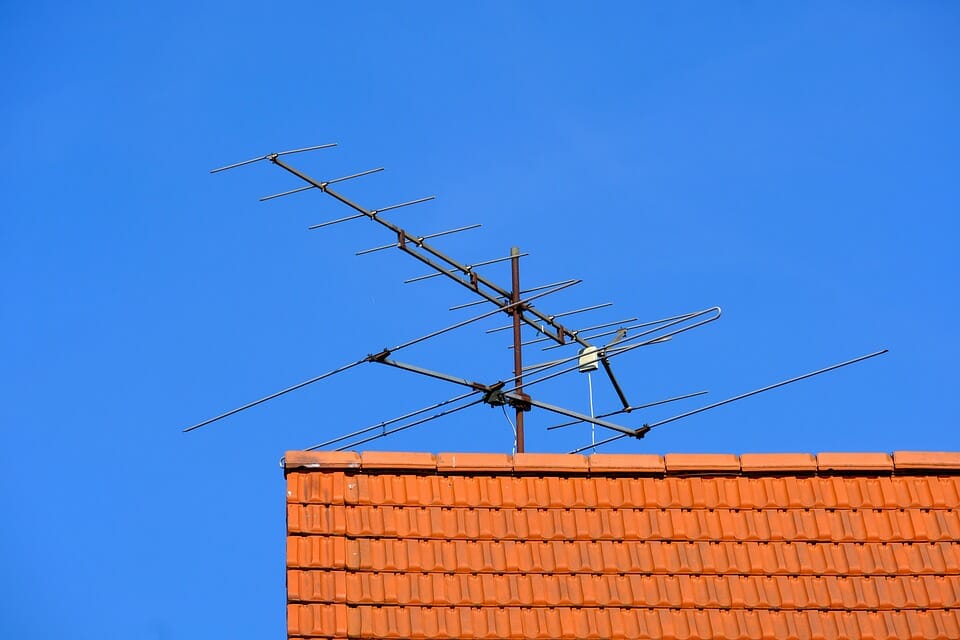 antenna in the rooftop during daytime