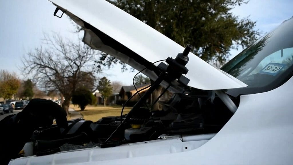 strapping securely the ground from the mount antenna